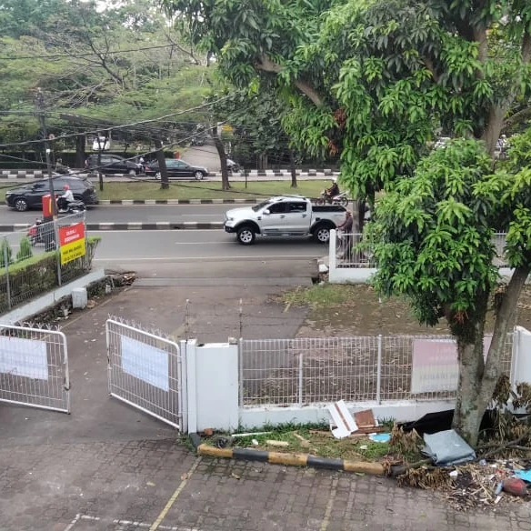 Gedung Rumah Lantai Di Jalan Utama Buah Batu Bandung