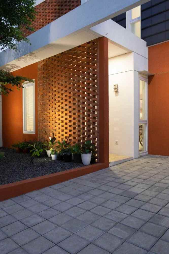 Desain Rumah Manis dengan Elemen Breeze Wall Terakota
