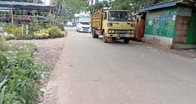 area komersil hadap jalan raya