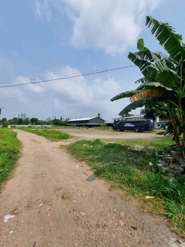 area komersil hadap jalan raya