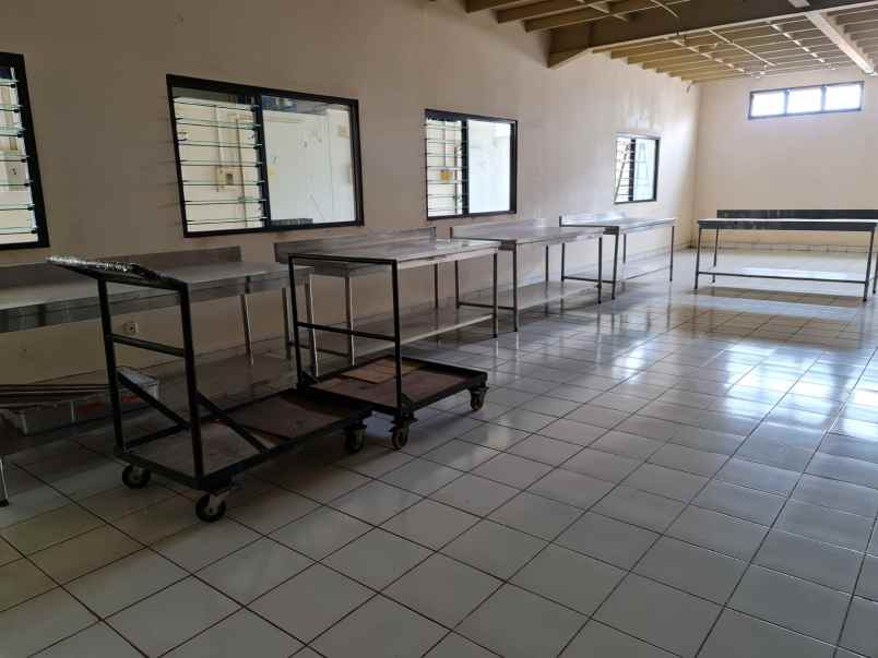 bangunan pabrik depan jalan besar