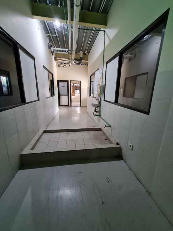 bangunan pabrik depan jalan besar