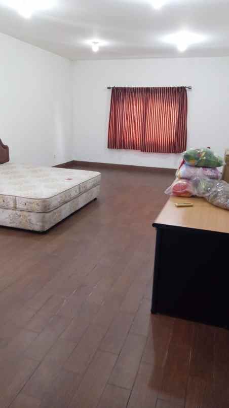 bangunan pabrik depan jalan besar