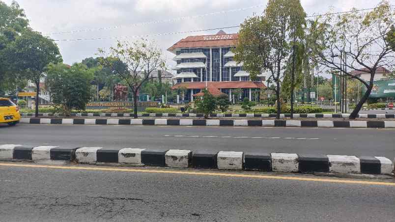 dalam ringroad 300 meter jl seturan dekat kampus upn