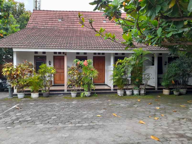 dijual hotel jl ringroad utara no 14