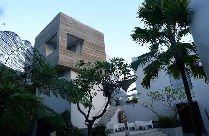 dijual hotel raya canggu