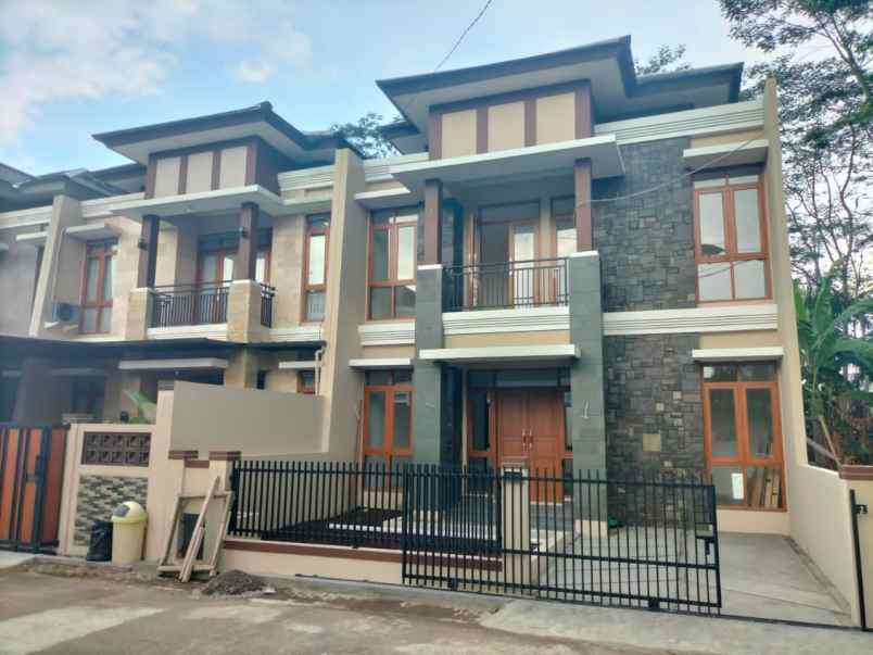 dijual hunian dua lantai modern di buahbatu bandung