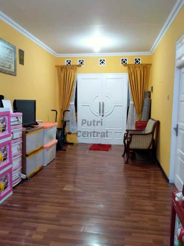 dijual rumah 2 lantai full furnished di cengkareng