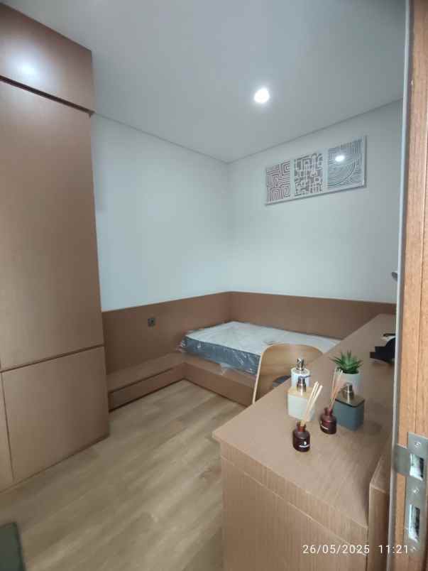 dijual rumah 2 lantai limo depok