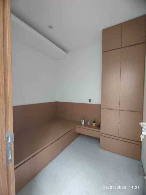 dijual rumah 2 lantai limo depok