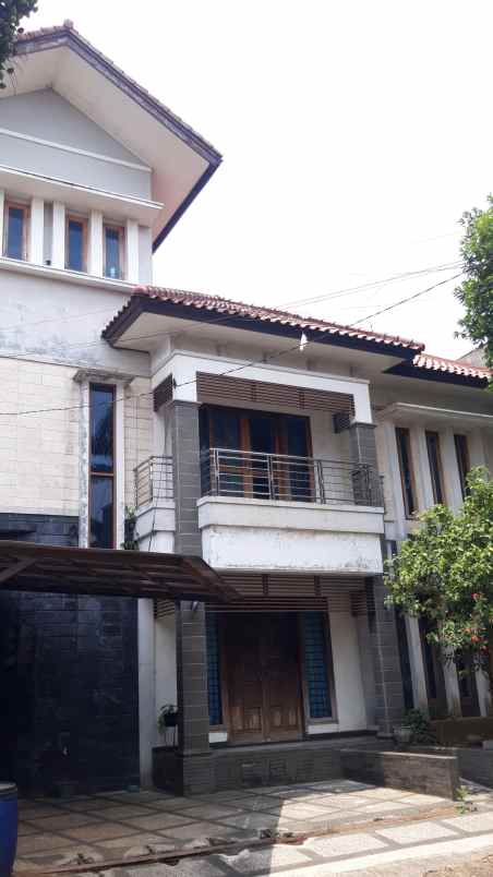 dijual rumah 2 lantai lokasi strategis