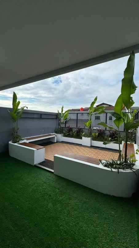 dijual rumah 3 lantai full furnish di gandaria utara