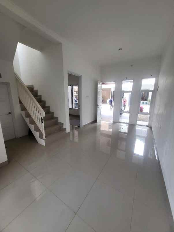 dijual rumah 89 jln kemang sari
