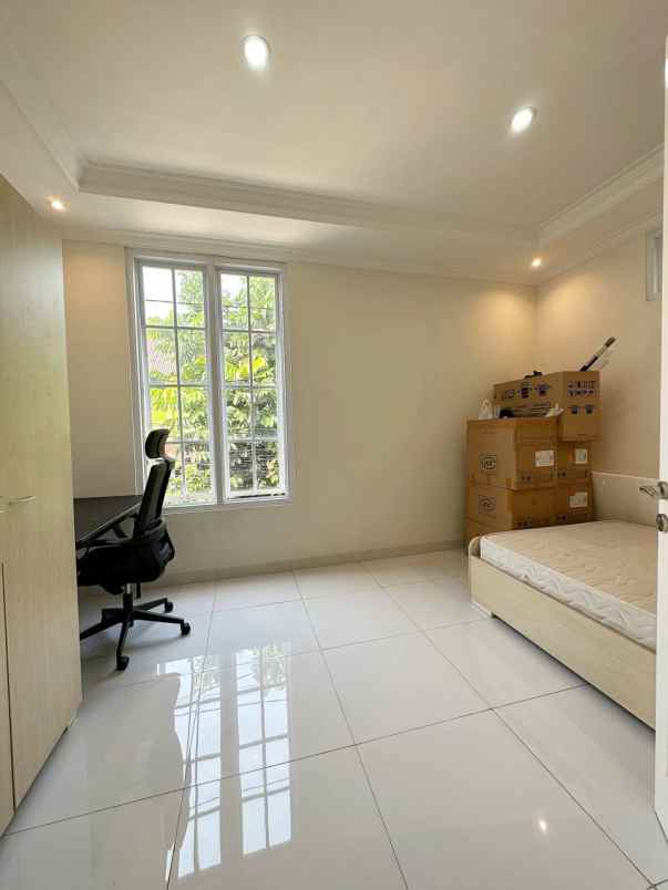 dijual rumah bambu apus cipayung