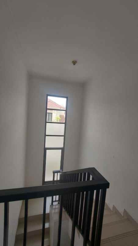dijual rumah central park a yani