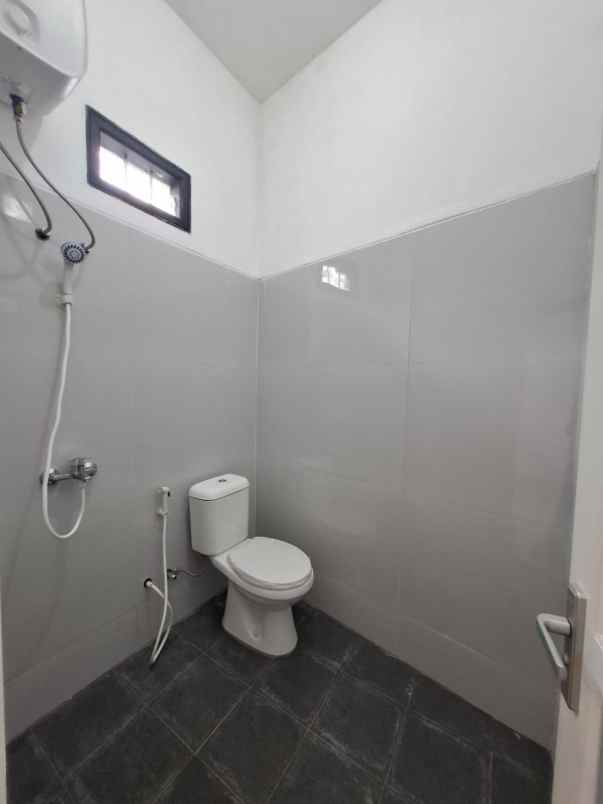 dijual rumah dekat jalan tajem