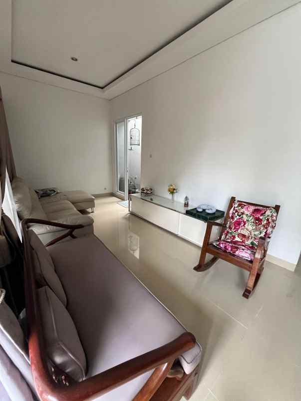 dijual rumah di perum elit colomadu karanganyar