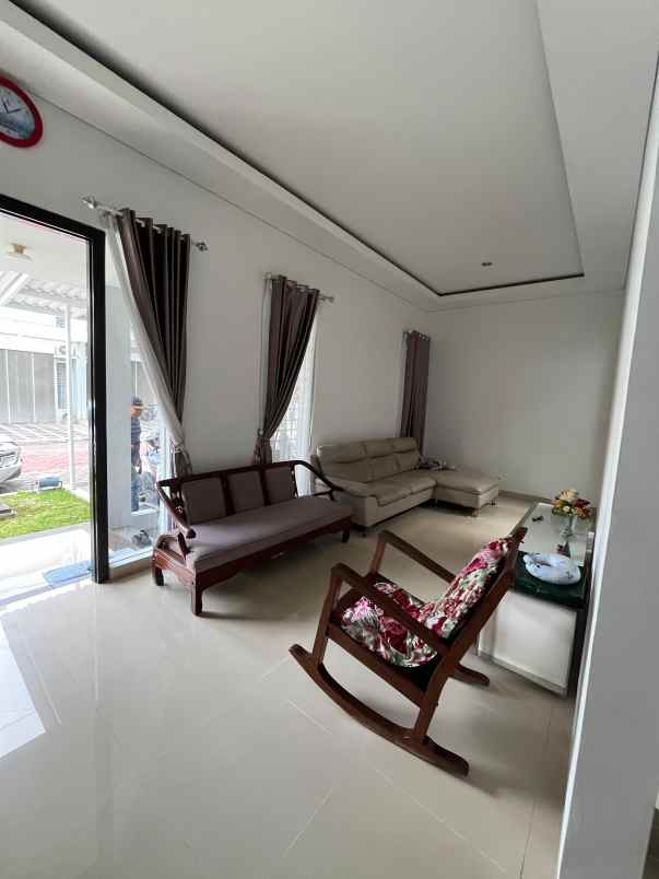 dijual rumah di perum elit colomadu karanganyar