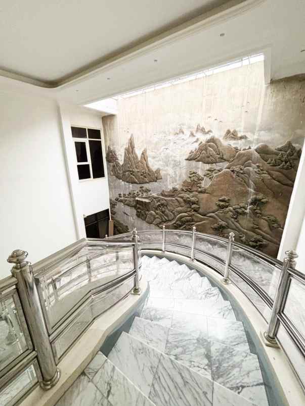 dijual rumah di raya dharmahusada indah