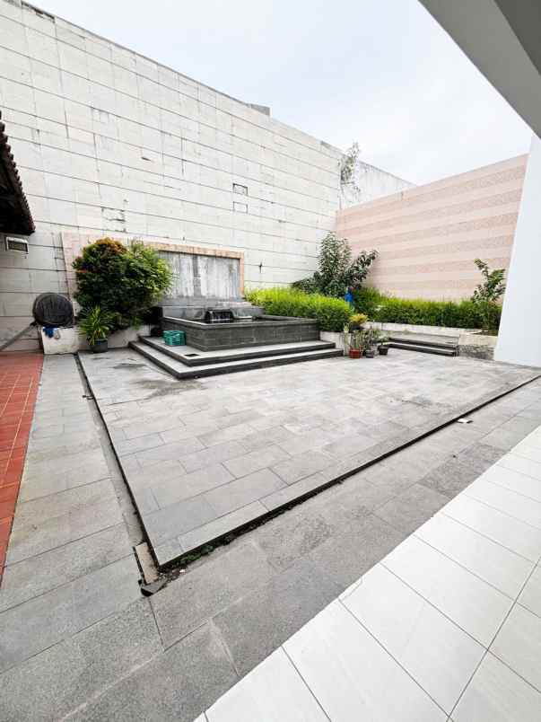 dijual rumah di raya dharmahusada indah