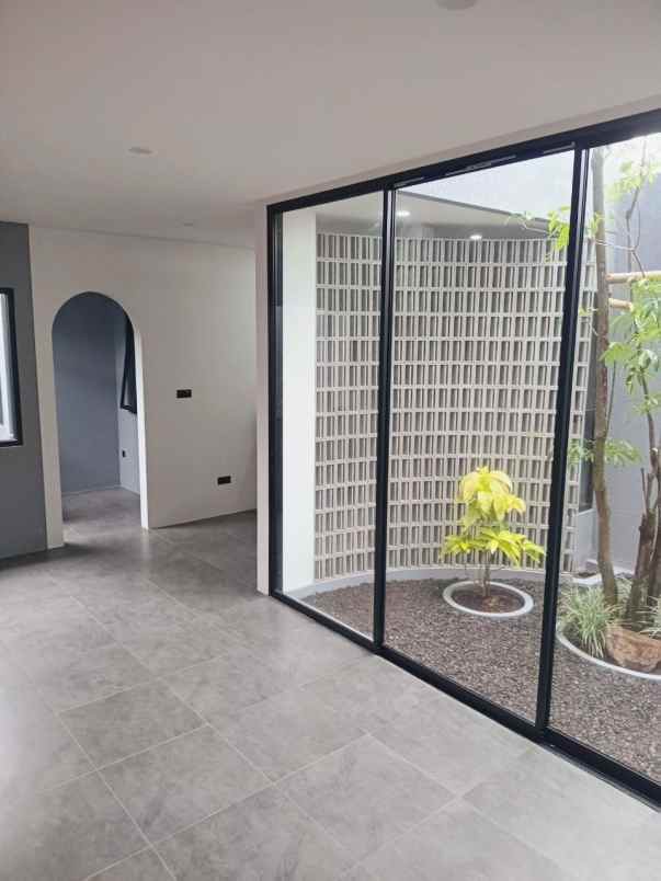 dijual rumah gatot subroti