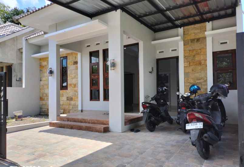 dijual rumah geneng prambanan
