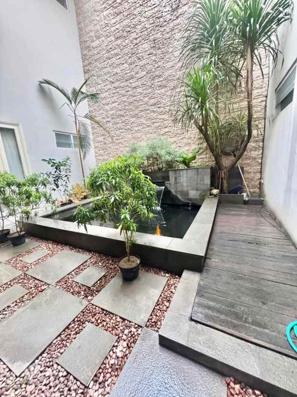 dijual rumah graha famili