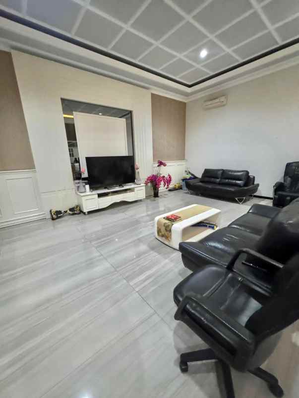 dijual rumah graha famili