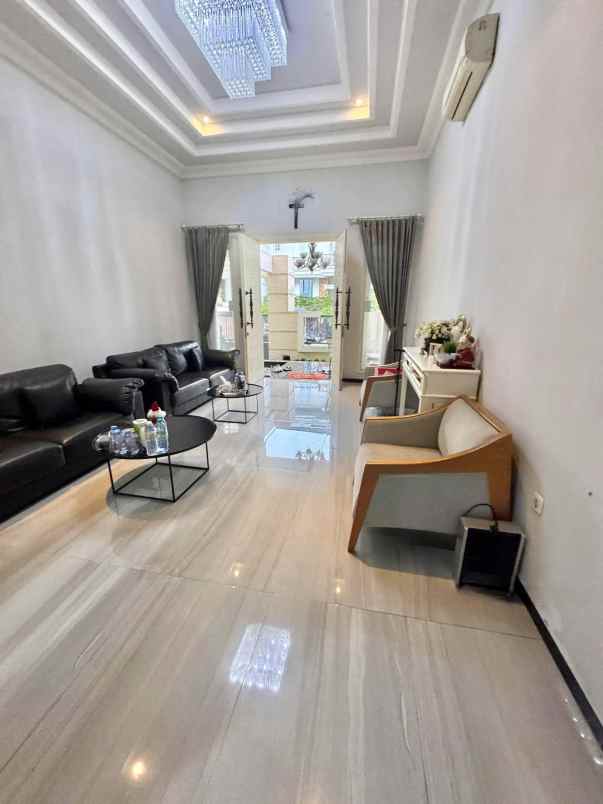 dijual rumah graha famili