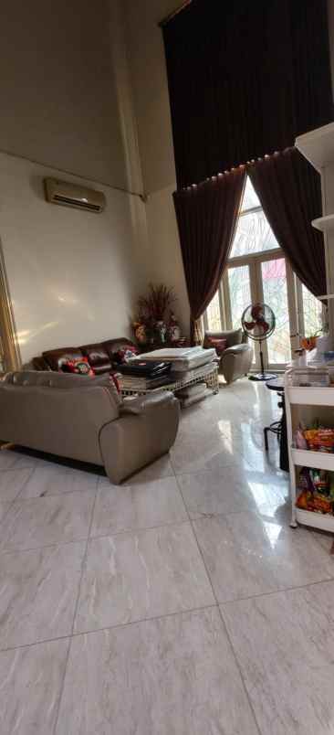 dijual rumah graha famili