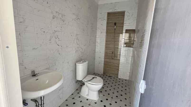 dijual rumah greenlake wonorejo