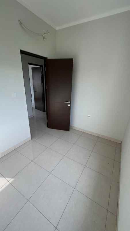 dijual rumah jalan bulevar summarecon