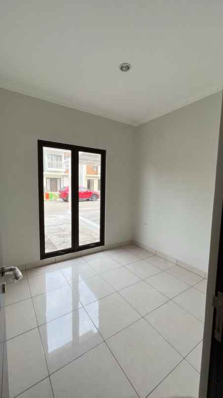 dijual rumah jalan bulevar summarecon