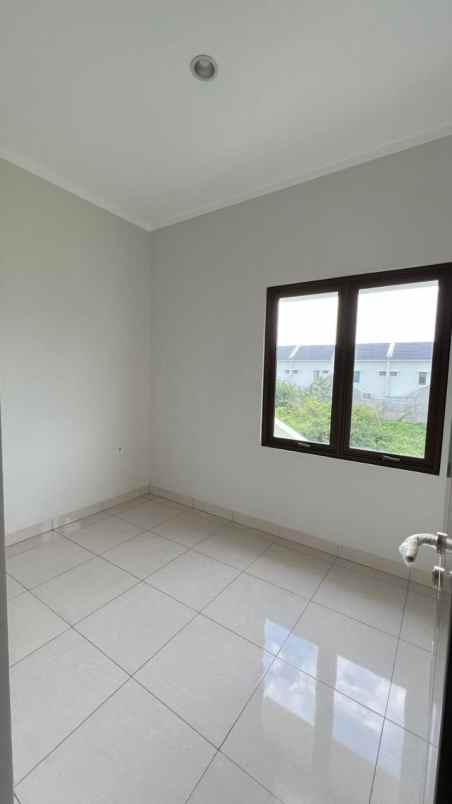 dijual rumah jalan bulevar summarecon