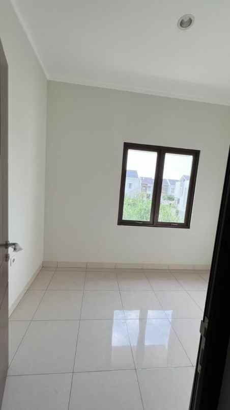 dijual rumah jalan bulevar summarecon