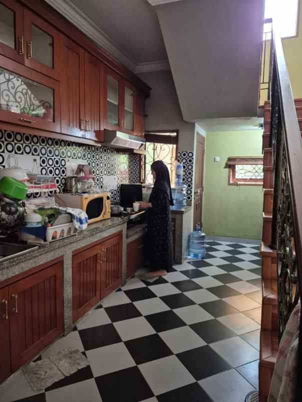 dijual rumah jalan raya cirendeu permai