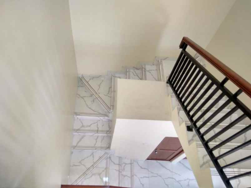 dijual rumah jalan raya condet