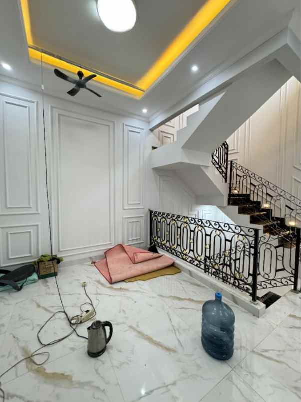 dijual rumah jalan raya jagakarsa