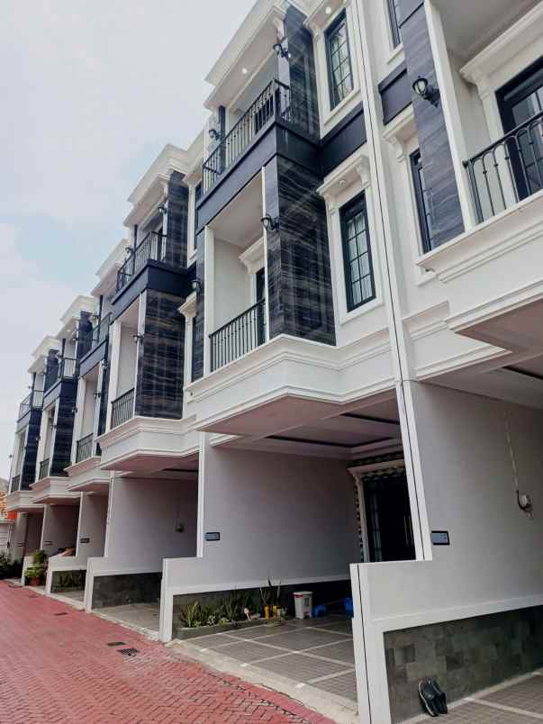 dijual rumah jalan raya jagakarsa