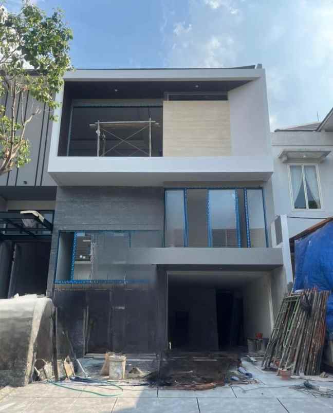 dijual rumah jalan royal park