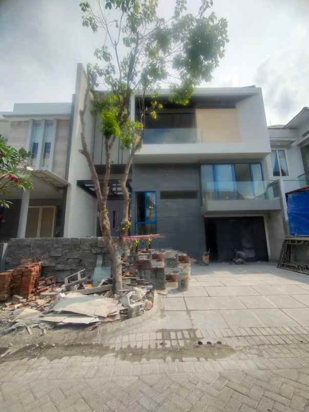 dijual rumah jalan royal park