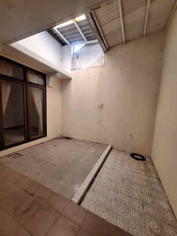 dijual rumah jalan taman puspa raya