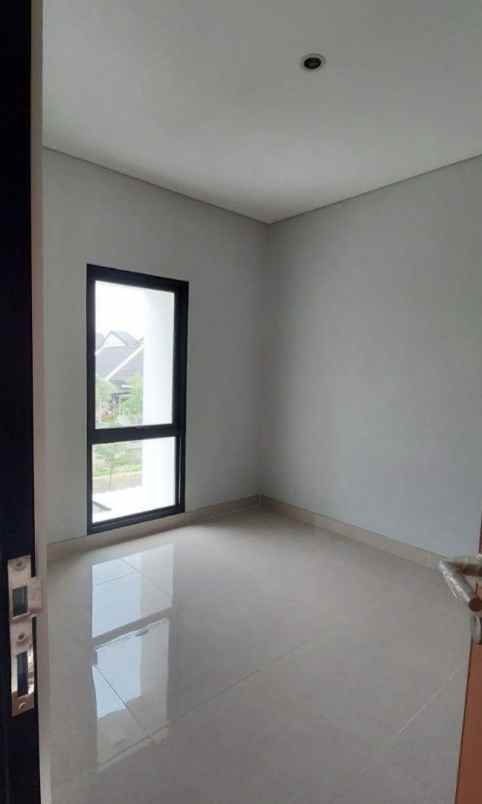 dijual rumah jl boulevard kamila