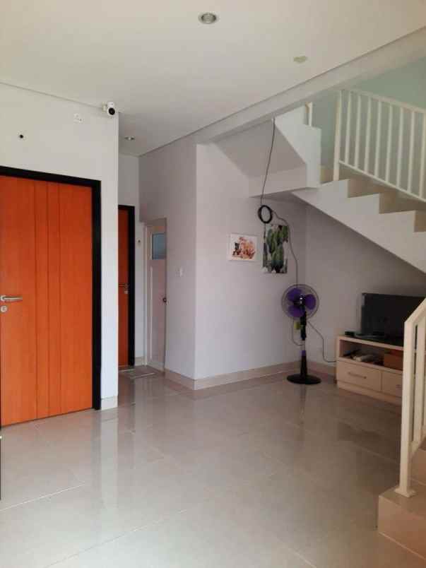 dijual rumah jl boulevard kamila