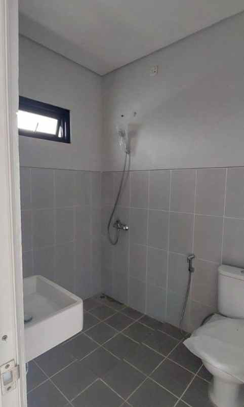 dijual rumah jl boulevard kamila