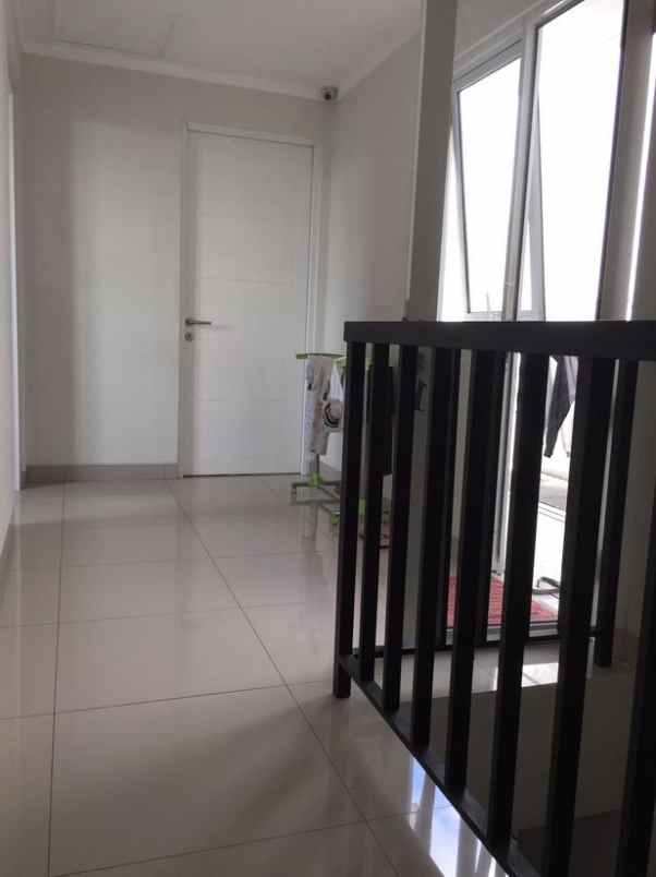 dijual rumah jl bulevar barat