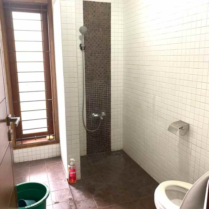 dijual rumah jl cigadung