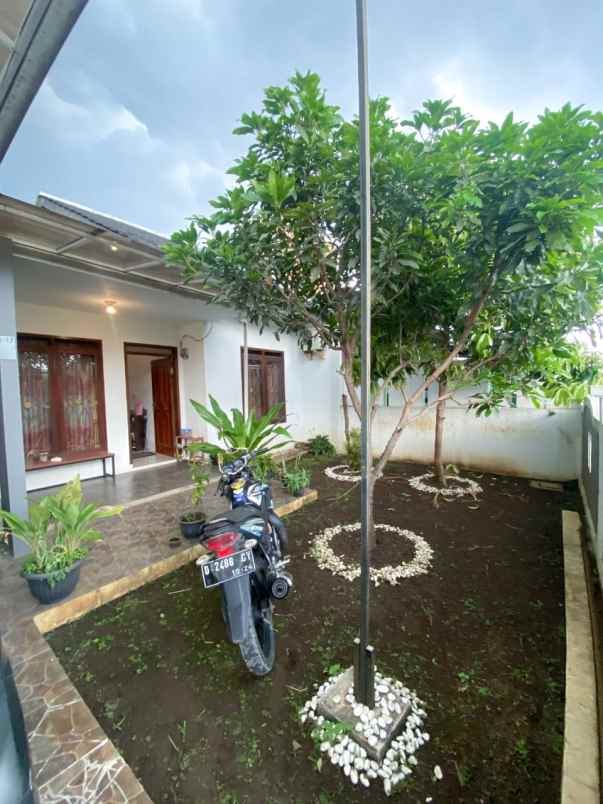 dijual rumah jl geologi cisaranten