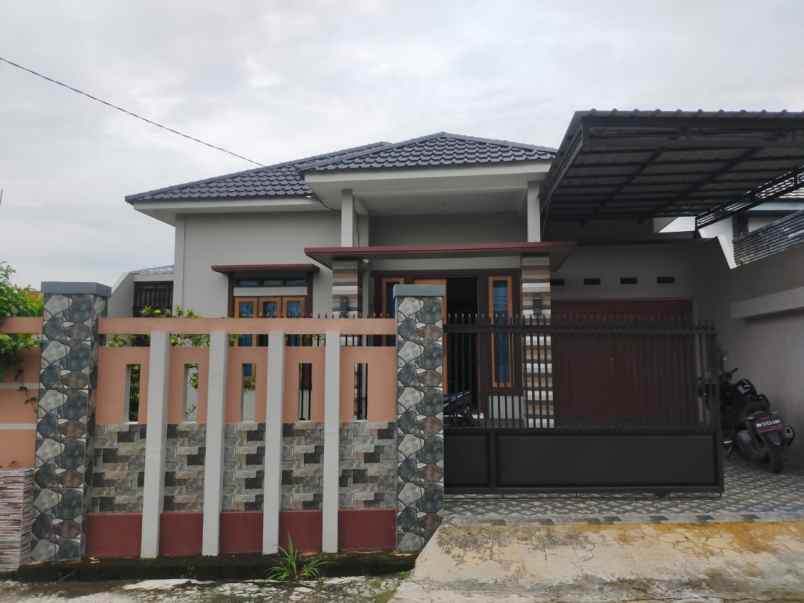 dijual rumah jl hanggar area paus pekanbaru