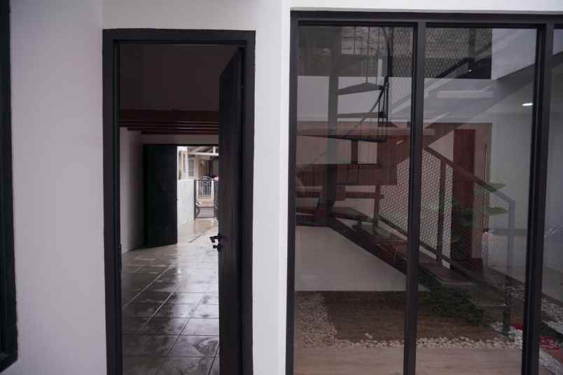 dijual rumah jl ice skating arcamanik